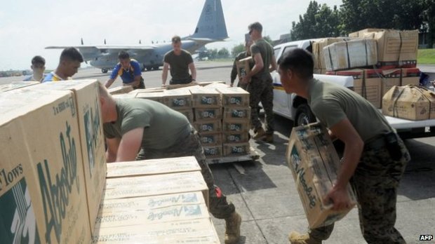 Philippine and US military personnel load relief goods for Tacloban on board a US C-130 plane for victims of Super Typhoon Haiyan that hit the central Philippines, at a military base in Manila on 11 November 2013 In Manila, Philippine and US military personnel load relief goods for Tacloban. International rescue teams are heading for the area. (C) AFP
